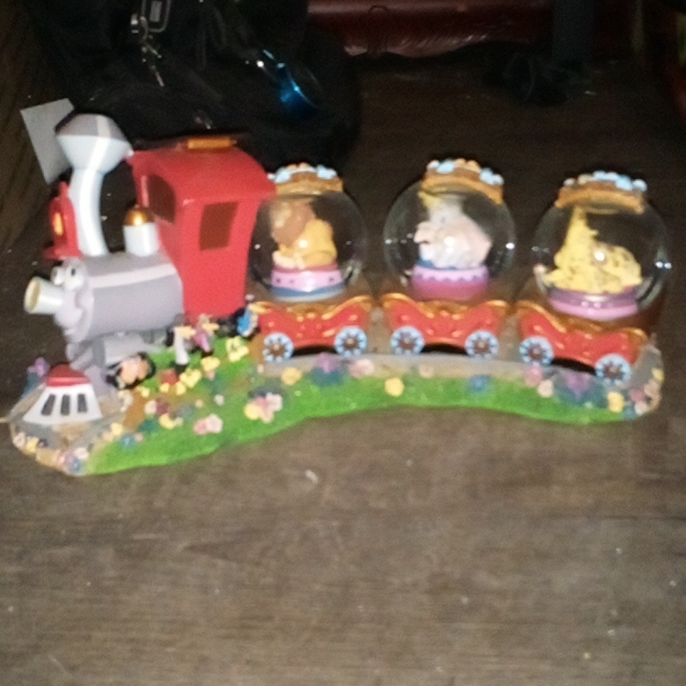 Disney  Dumbo snow globe